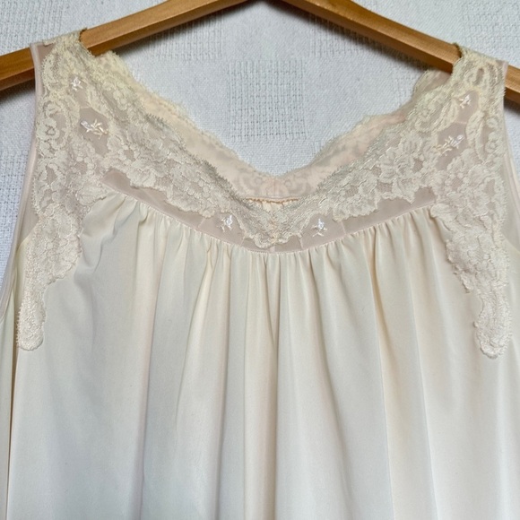 Vintage Elegant Cream/ Blush Lace Nightgown - Picture 2 of 8